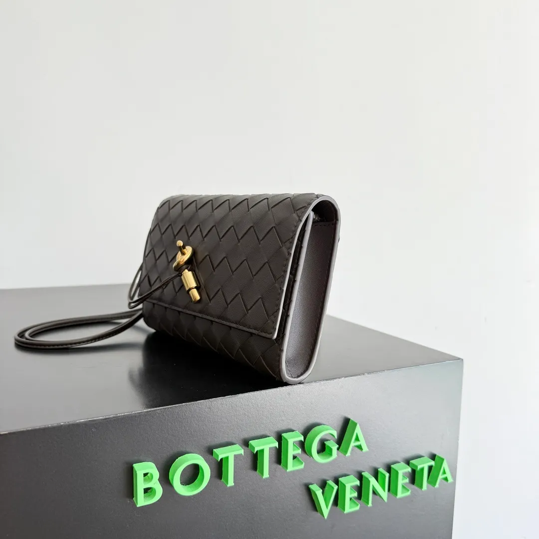 Batch 1560 Bottega Veneta 2025 early autumn series Andiamo handbag, a really good bag, mini crossbody bag, classic woven leather clutch, metallic button and rope closure, simple but not simple, elegant texture, elegant weaving attitude. Style number: 836940 Size: 19*12.6*2cm